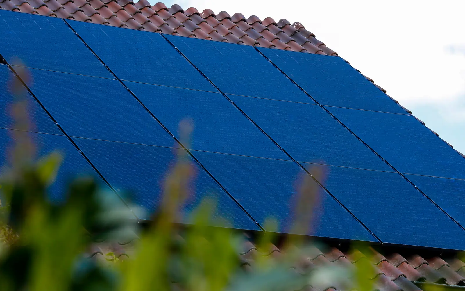 Photovoltaikanlage auf dem Dach eines Wohnhauses
